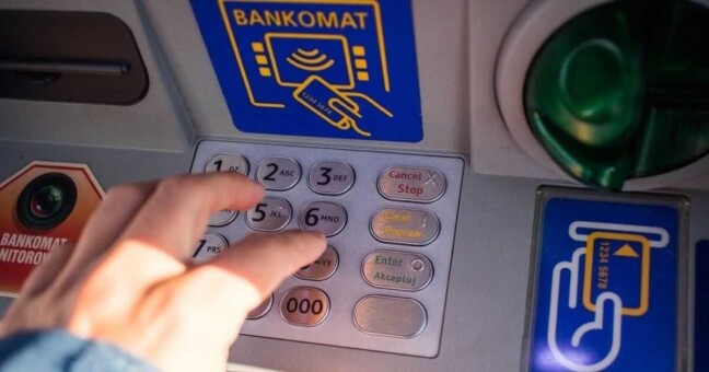 Majitelka peněženky měla uvnitř napsaný i PIN k platební kartě, ilustrační foto: chytryprevod.cz