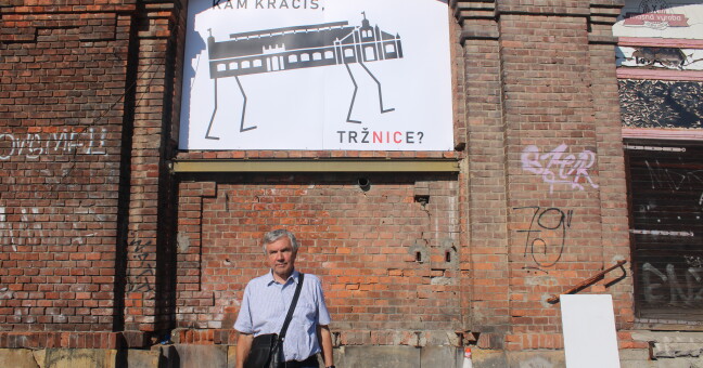 Ondřej Michálek a instalace jeho návrhu přímo na budově olomoucké Tržnice, foto: Report.cz