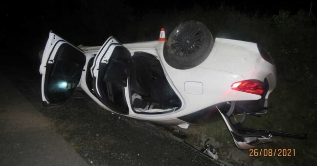 Vozidlo BMW skončilo po nehodě na střeše, foto: Policie ČR