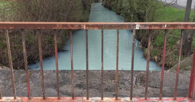 Znečištěná řeka Bystřice. Foto zaslal Daniel Mendel