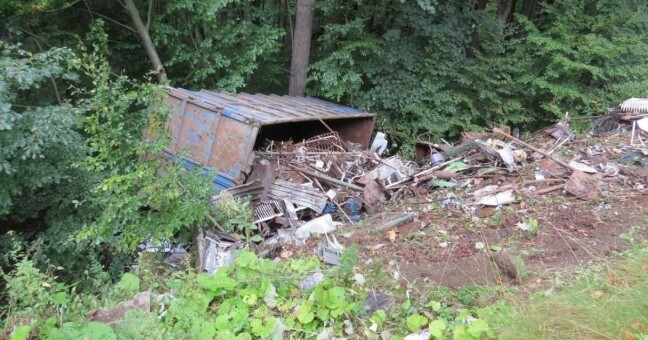 Převrácený návěs pod Červenohorským sedlem, foto: Policie ČR