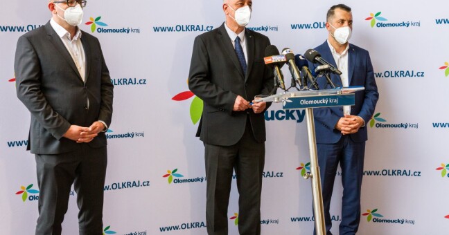 Hejtman Josef Suchánek s náměstky. Zdroj: olkraj.cz