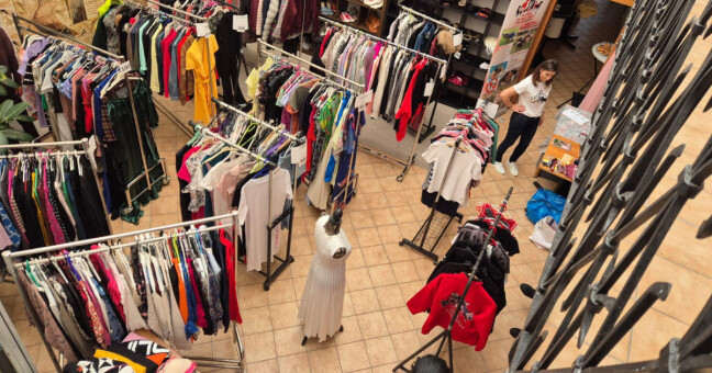 Dámy, je čas provětrat šatníky a udělat si radost! Jarní charitativní bazárek je tady