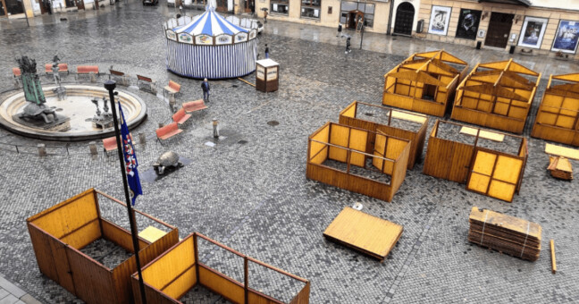 Výstavba stánků na vánoční trhy je v plném proudu, zdroj: město Olomouc