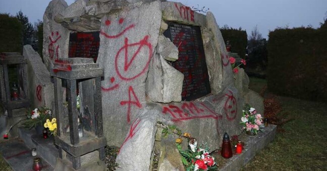 Poničený pomník, zdroj: Policie ČR
