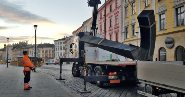 Instalace nové sochy, zdroj: olomouc.eu