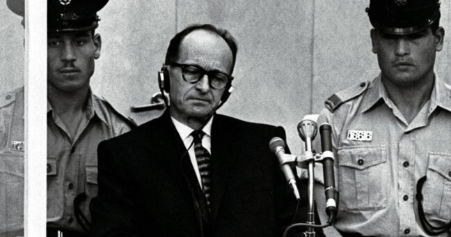 Adolf Eichmann v soudní síni. Zdroj: ct24.ceskatelevize.cz