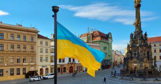 Na podporu Ukrajiny visí na důležitých místech kraje ukrajinská vlajka | zdroj Olomouc.eu