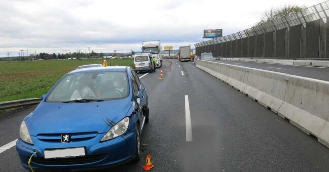 Uvolněný Peugeot na dálnici D46. Zdroj: Policie ČR