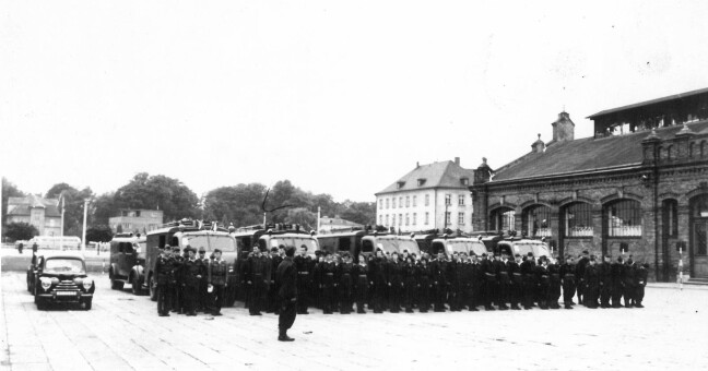 Poválečné období, Kateřinská ulice, Olomouc – Slavnostní nástup profesionálních olomouckých hasičů před stanicí v Kateřinské ulici v Olomouci i s tehdejší hasičskou flotilou. Přesný rok pořízení fotografie však neznáme.| zdroj: HZS Olomouckého kraje