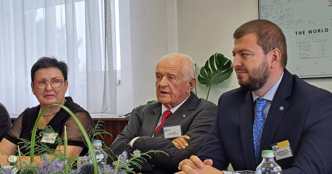 PR manažerka společnosti FARMAK, a.s., Mgr. Bronislava Paučková, zakladatel a předseda dozorčí rady Ing. Jiří Žák, generální ředitel Ing. Miroslav Ulrich.