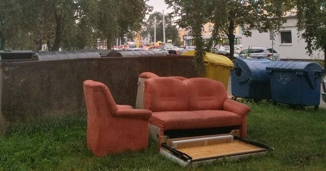 Nepořádek u kontejnerů na Skupově, zdroj: Olomoucký Report