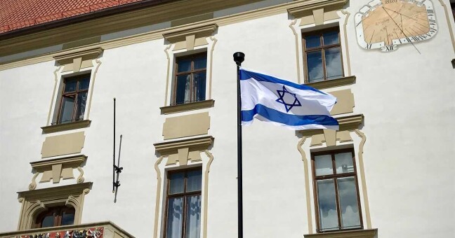 Před olomouckou radnicí vlaje izraelská vlajka, foto: Olomoucký Report