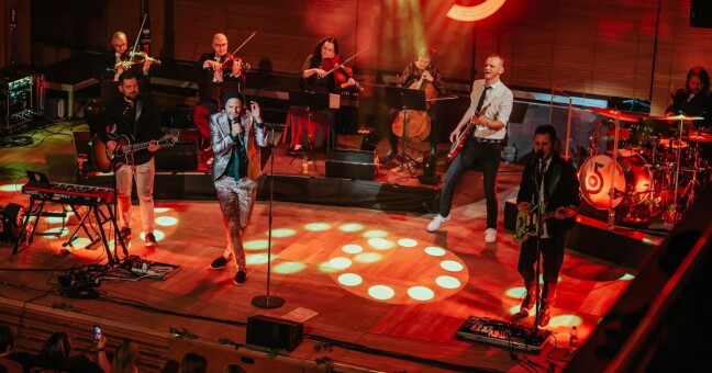 Kapela O5 a Radeček zakončila valentýnské turné v sále Moravské filharmonie. Také zde sklidila za své vystoupení aplaus ve stoje. Foto: Petr Knižátek