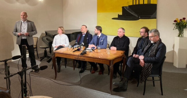 zleva: mluvčí MUO Tomáš Kasal, kurátorka Barbora Kundračíková, ministr Martin Baxa, ředitel MUO Ondřej Zatloukal, architekt Jan Šépka, náměstek Jan Žůrek, primátor Miroslav Žbánek, zdroj: Olomoucký Report