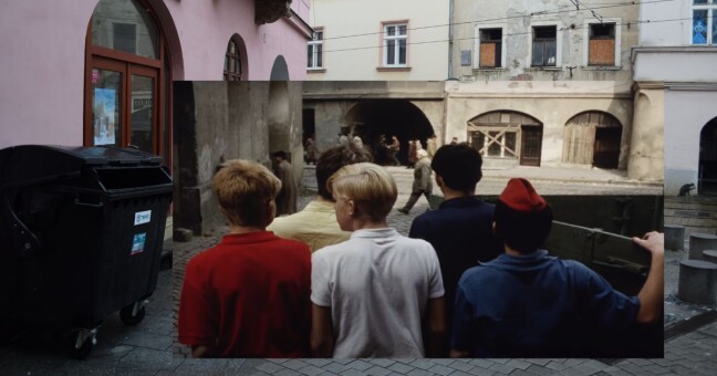 Vstup do Vodární ulice, ve filmu rozdělovací třída a brána do stínadel; zdroj: Záhada hlavolamu