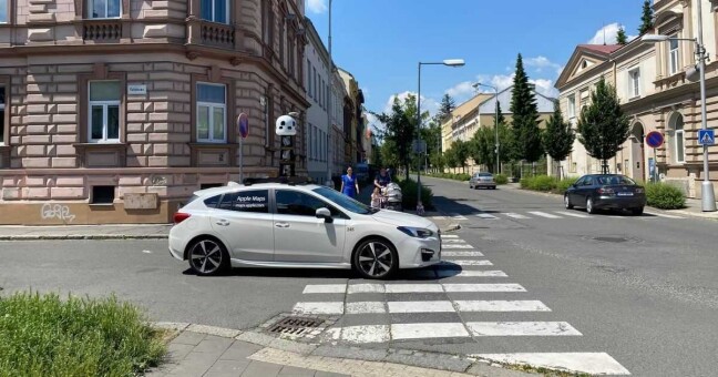 Snímkovací vůz Applu na ulici Polívkova v Olomouci, foto: Milko Piko - FB skupina Milujeme Olomouc