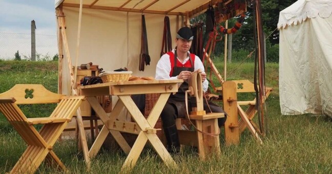 Jaká řemesla se věnují zpracování kůže se návštěvníci dozví od Tomáše Brázdy, foto: Víkend starých řemesel