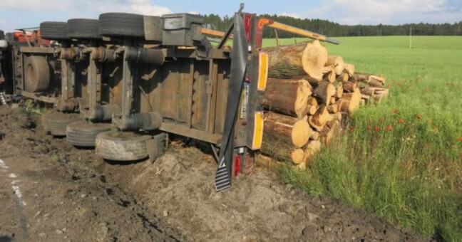 Opilý řidič převrátil kamion na bok, foto: Policie ČR