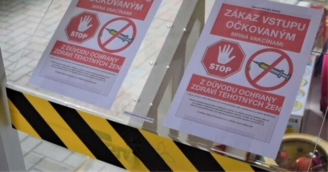 Cedule se zákazem u vchodu do preodejny. | Jan Tománek