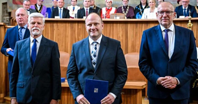 Milan Urban při předávání profesorského dekretu; zdroj: UP