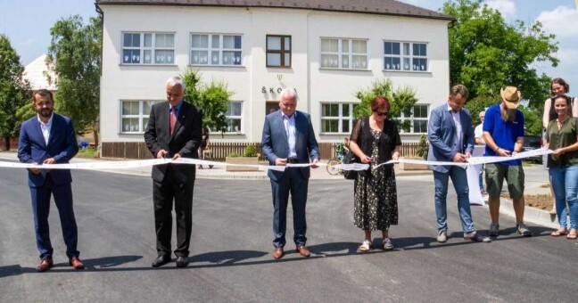 Foto ze slavnostního otevření nového úseku silnice. | zdroj: olkraj.cz
