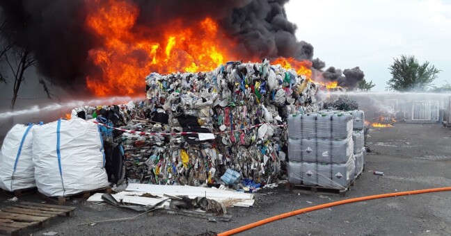 AKTUÁLNĚ: Na Přerovsku hoří skládka plastů