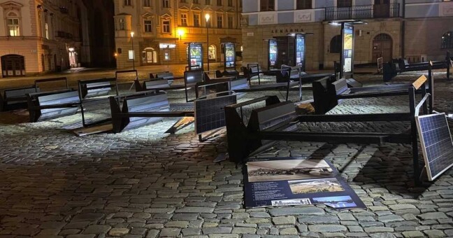 Silný vítr se v noci opřel také do venkovní expozice Voda a civilizace na Horním náměstí, foto: Olomoucký Report