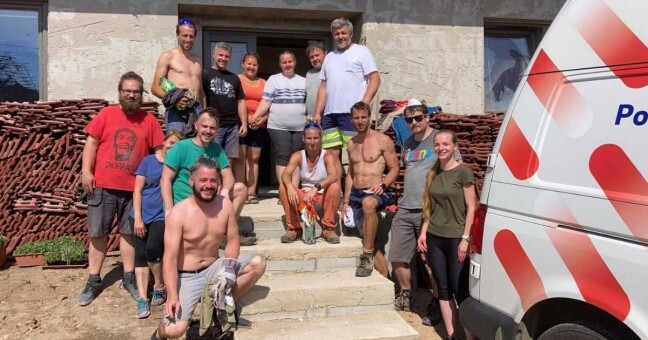 Lidé pomáhající v postižených oblastech. | zdroj: osobní archiv Hany Pauchové 