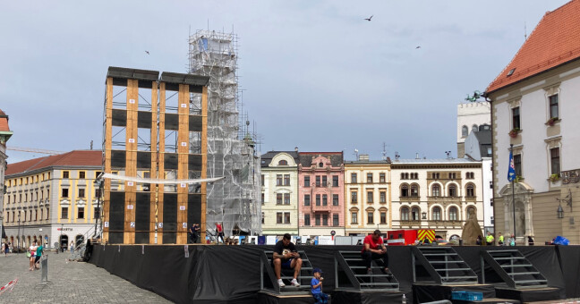 Cvičná věž už stojí na Horním náměstí. Foto: Olomoucký Report