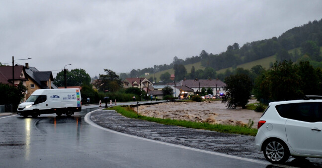 Silnici v České Vsi  řeka ničila ještě před rozlitím. Zdroj: Olomoucký Report