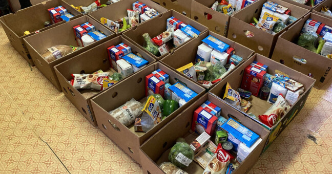 Krabice s potravinami nabalíčkovanými pro výdej. Foto: Olomoucký Report