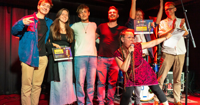 Loňští vítězové Ceny veřejnosti v kategorii Rock - Dazed & Confused - s jedním z porotců soutěže Ondřejem Polákem z kapely O5 a Radeček a moderátorkou Radia Haná Martinou Qweetko Procházkovou. Zdroj: Radio Haná