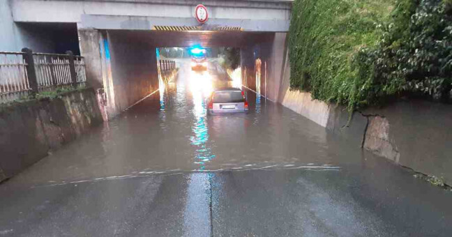Na několika místech v kraji kvůli vydatnému dešti zasahovali také hasiči. Zdroj: HZS OK