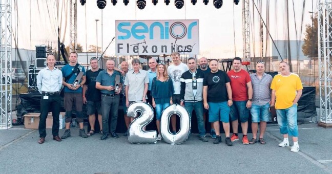 Generální ředitel spolu se zaměstnanci Senior Flexonics, kteří stáli u zrodu olomoucké pobočky před dvaceti lety.