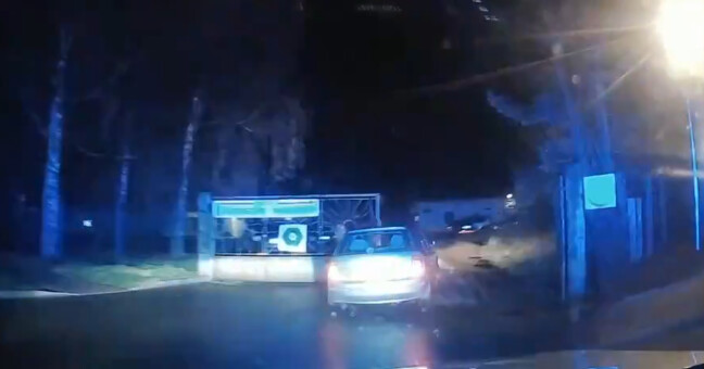VIDEO: Opilý a zdrogovaný řidič ujížděl policii přes několik obcí. Zastavila ho až porucha auta