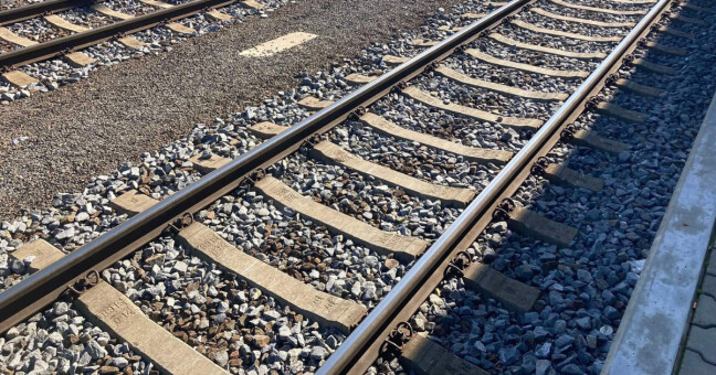 AKTUÁLNĚ: Vlak srazil muže v kolejišti. Dálkové vlaky nabírají zpoždění