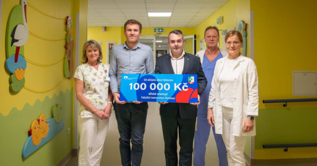 Na statisícový šek se skládali roky. Dar od obyvatel Výšovic obdržela Fakultka
