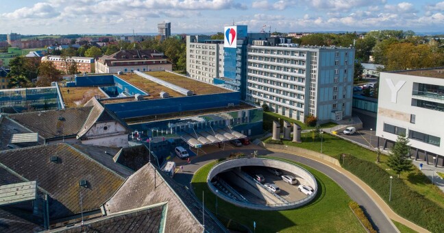 Deset let dostávali defibrilátory, přitom je nepotřebovali. Kauzu z fakultky řeší státní zástupce