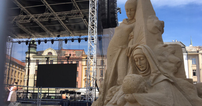 Takhle vypadala socha sv. Pavlíny, letos bude náměstí zdobit Mozart, foto: Report