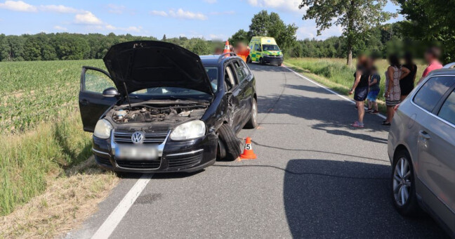 Řidička na Jesenicku se srazila se dvěma auty. Nedržela se krajnice