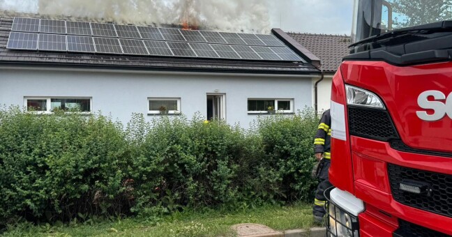 AKTUÁLNĚ: Fotovoltaika vzplála. Hasiči zasahují u požáru střechy domu