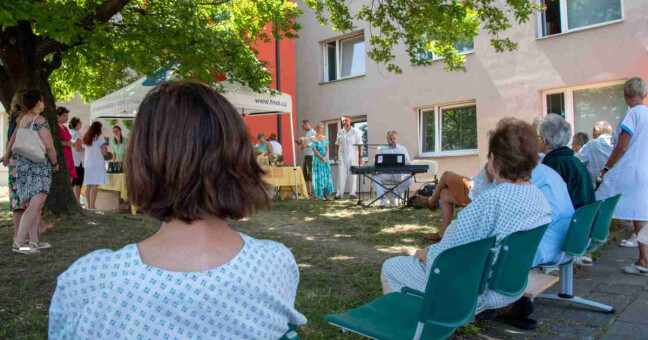 Přinese světlo i optimismus. Pod okna fakultky se vrací benefiční festival Onkologie (o)žije