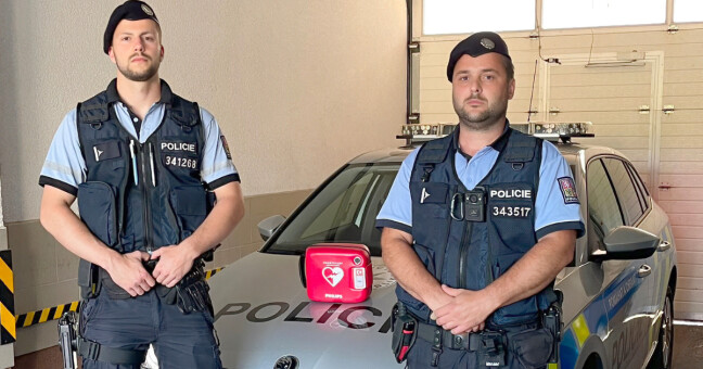 K záchraně života použili defibrilátor. Policisté ve Velké Bystřici zachraňovali cyklistu