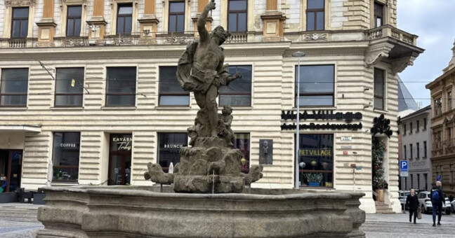 Voda z ní roky prosakovala. Merkurovu kašnu v Olomouci jako první chrání olovo