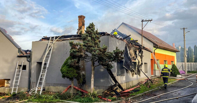 Střecha domu byla celá v plamenech. Škoda na Přerovsku přesáhne milion