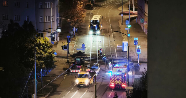 Ignoroval zákaz vjezdu. Na přejezdu v Olomouci prorazil všechny čtyři pneumatiky