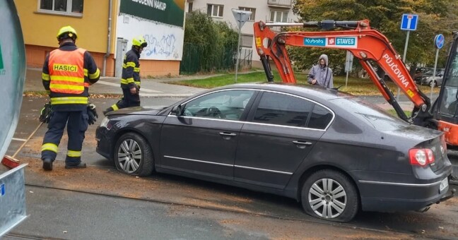 Opravovaný přejezd na Wolkerově je plný nehod neukázněných řidičů