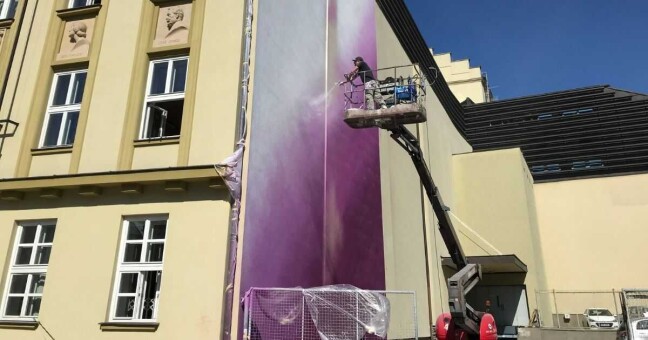 Loňská výmalba murálu na budově Moravského divadla Olomouc, foto: Olomoucký Report