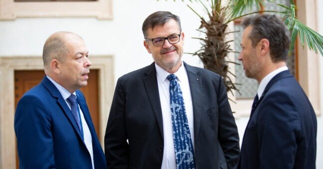 Zdroj: Senát.cz; Lumír Kantor uprostřed 